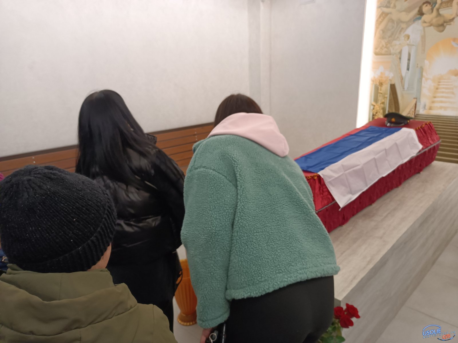 У гроба плакала мать: в Усолье простились с погибшим на Украине мобилизованным