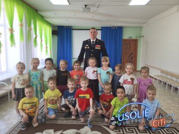 В Усолье полицейский провел «Урок мужества» для воспитанников детского сада