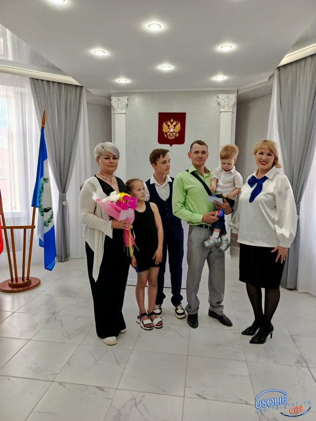 Многодетную семью поздравила руководитель  усольского Управления соцзащиты Елена Воронина