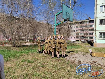 Фронтовые бригады во дворах поздравили ветеранов Усолья