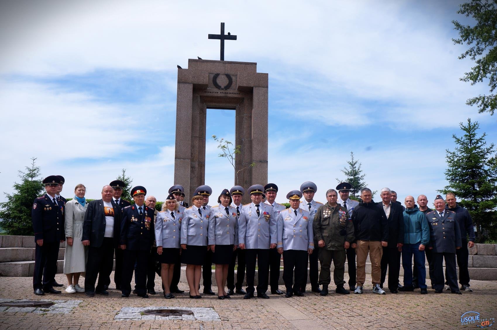 Усольчанин в Иркутске возложил цветы к памятнику «Солдатам правопорядка»