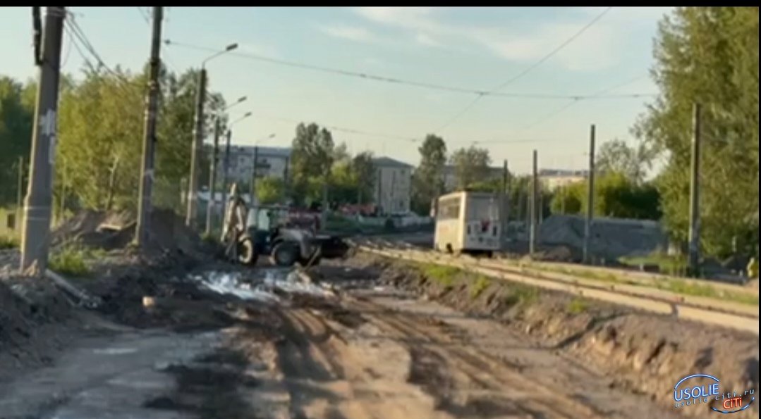 В Усолье продолжается ремонт дороги на ул. Суворова.