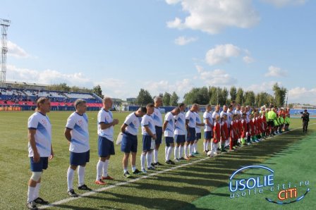 В юбилей Усолья депутаты сыграли в футбол со звездами