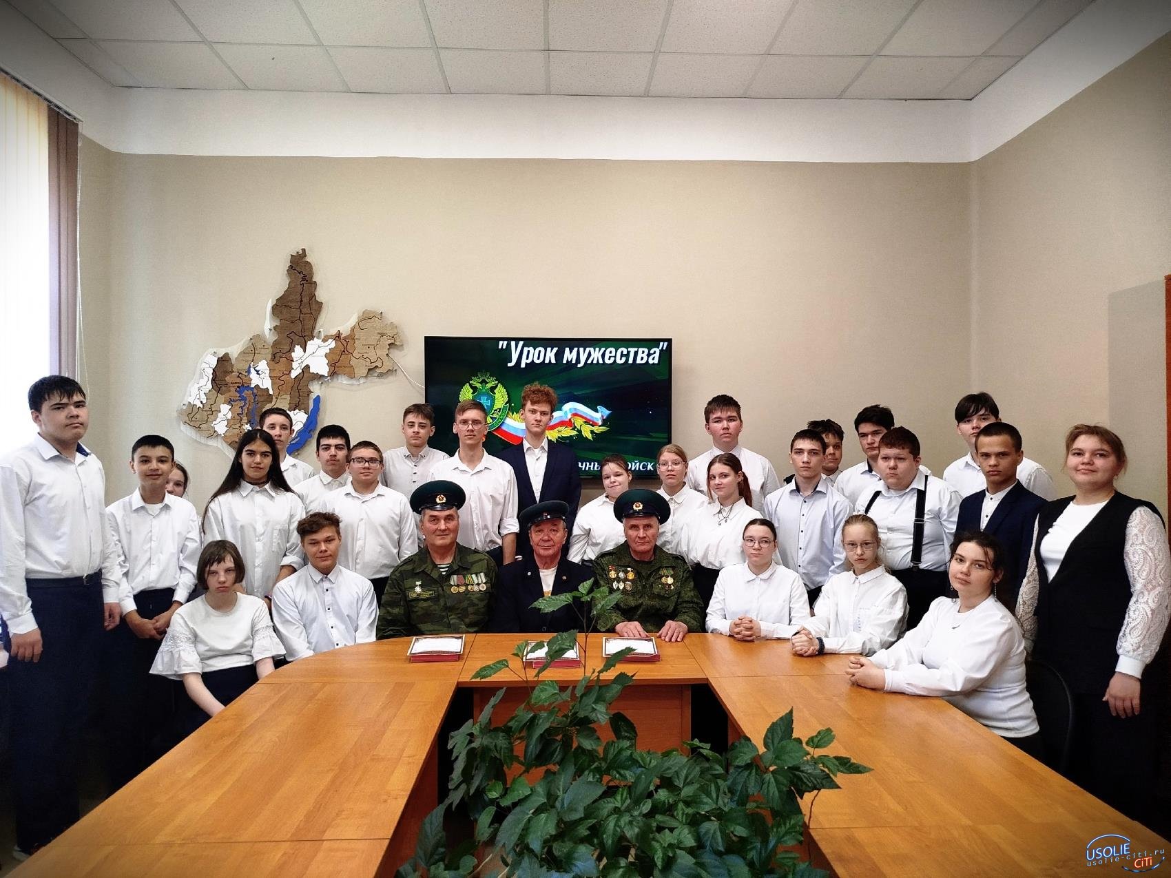 Ветераны Пограничных войск из Усолья провели урок мужества в иркутской школе