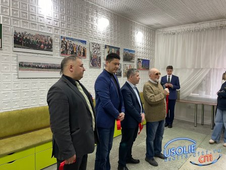 В лицее № 1 города Усолье-Сибирское открылась выставка работ Юлия Бравкова