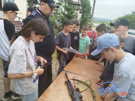 В Усолье-Сибирском полицейские и общественники приняли участие в профориентационном мероприятии «Профессии, которые нас защищают!»