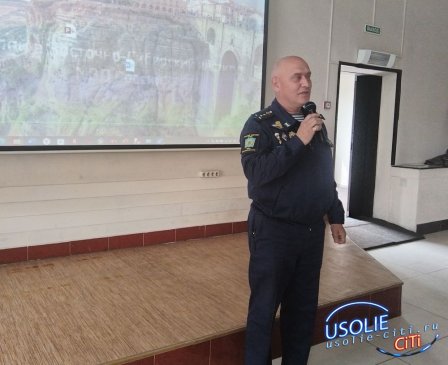В Усолье-Сибирском полицейские и общественники приняли участие в профориентационном мероприятии «Профессии, которые нас защищают!»