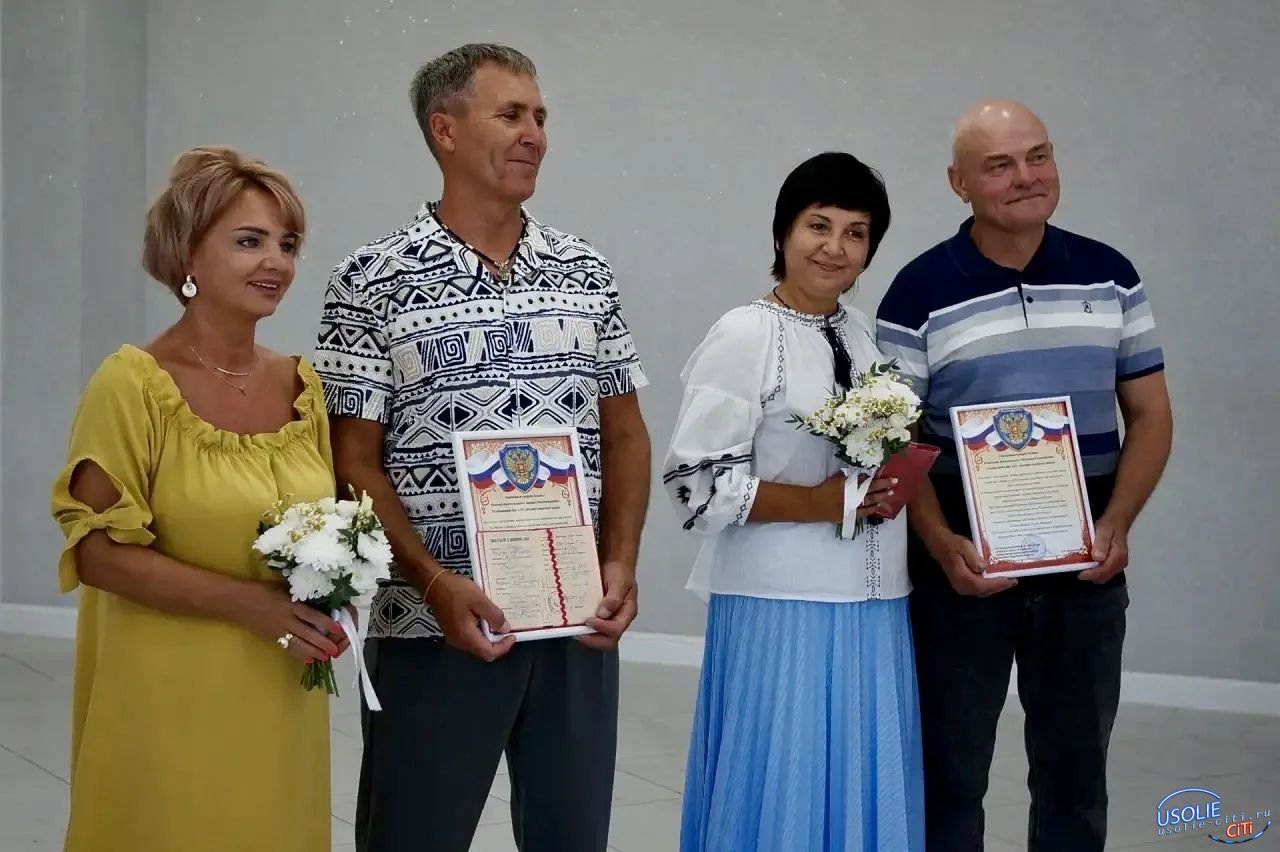 Две свадьбы на одну дату: усольский ЗАГС поздравил пары с коралловой свадьбой