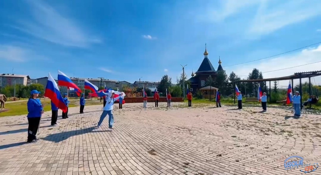 Юные усольчане в Никольском парке станцевали флешмоб с флагами