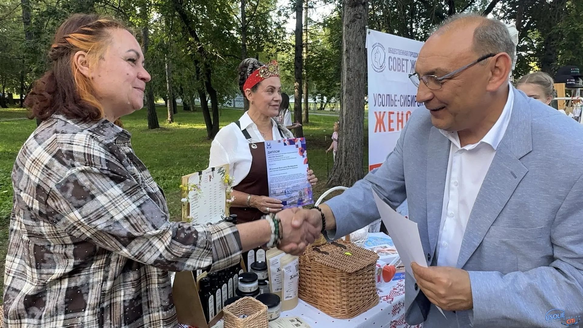 Усольчане   пели, танцевали и заряжались такой позитивной энергией, которой нам хватит точно до следующего Дня рождения.