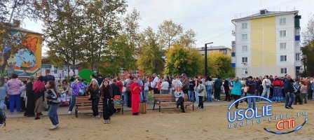 Золотая осень на школьном дворе: ярмарка в усольской школе №13