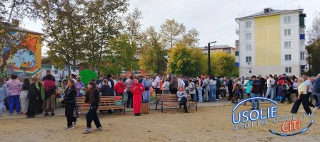 Золотая осень на школьном дворе: ярмарка в усольской школе №13