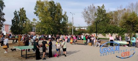 Золотая осень на школьном дворе: ярмарка в усольской школе №13
