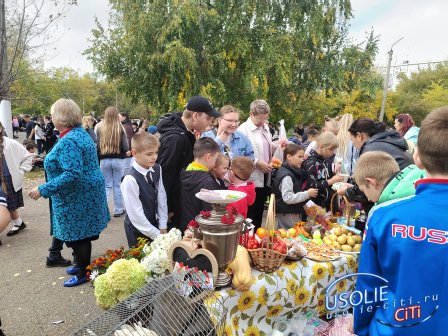Золотая пора щедрости: Усольская школа 16 встретила осень шумной ярмаркой