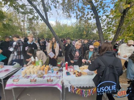 Золотая пора щедрости: Усольская школа 16 встретила осень шумной ярмаркой