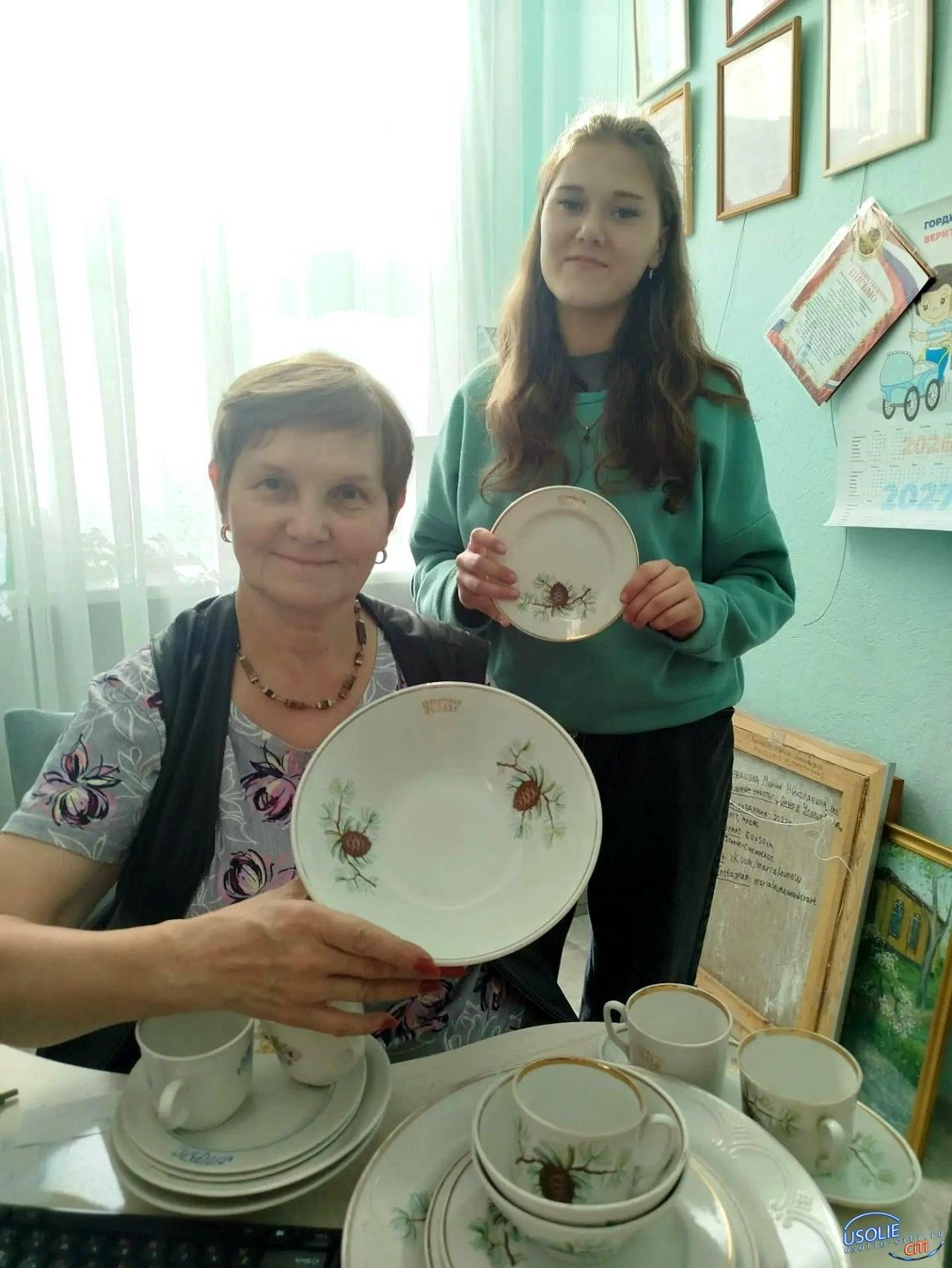 Семейная реликвия обрела голос: семья Буцких передала в дар усольскому музею уникальную посуду Хайтинского завода