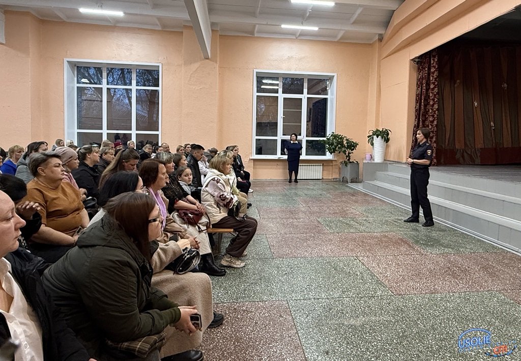 Автоинспекторы Усолья-Сибирского проводят просветительские беседы с родителями школьников